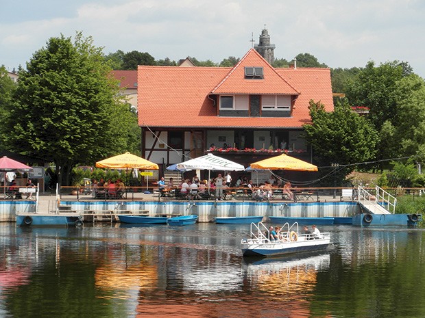 Blick zum Gasthaus von Schmölen aus über die Mulde