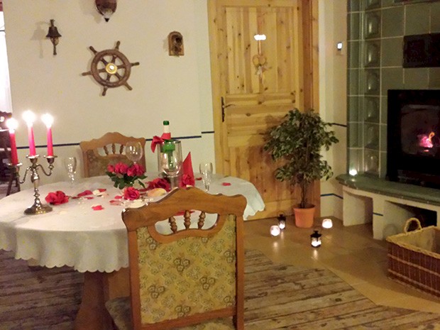 Candle-Light-Dinner bei knisterndem Kaminfeuer