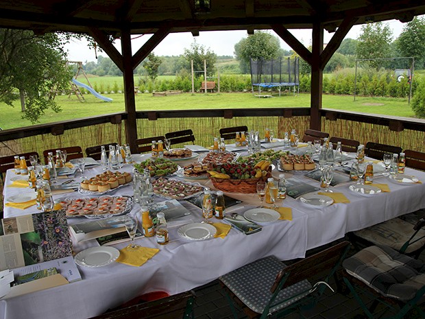 Eingedeckter Tisch für eine Veranstaltung im Außenbereich