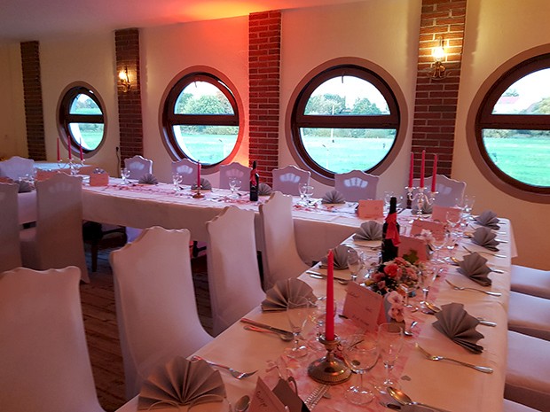 Geschmückter Gastraum für eine Hichzeitsfeier