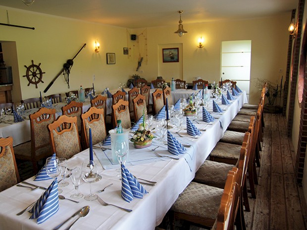 Gedeckte Tafel für eine Feierlichkeit